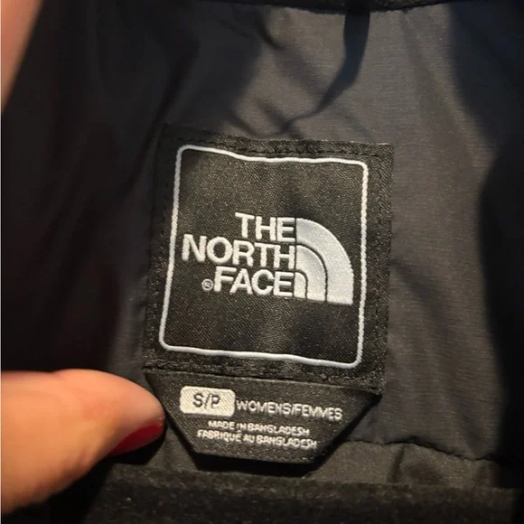The North Face Women's Black Puffer Vest - Picture 5 of 7